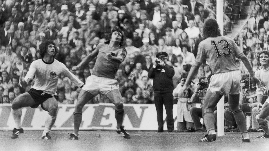 Müller, da Alemanha Ocidental, no jogo contra a Holanda, na Copa do Mundo de 1974