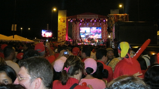 A festa bolivariana entrou noite adentro e foi prestigiada por uma multidão