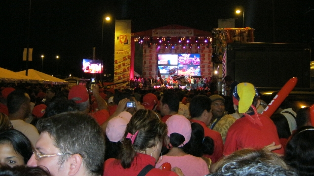 A festa bolivariana entrou noite adentro e foi prestigiada por uma multidão