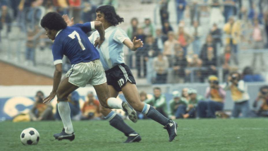 Jairzinho, do Brasil, no jogo contra a Argentina, na Copa do Mundo de 1974  