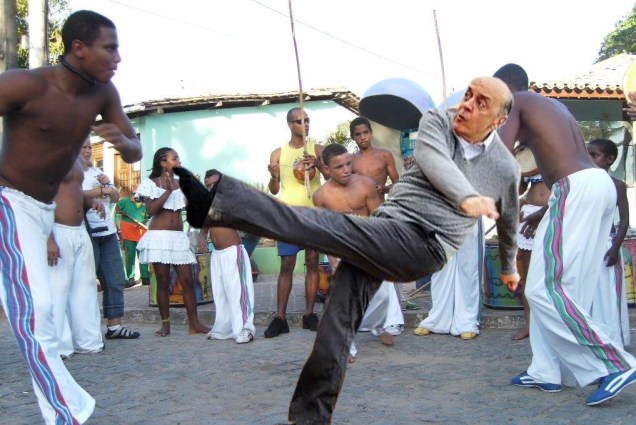 Montagem apresenta o candidato José Serra jogando capoeira