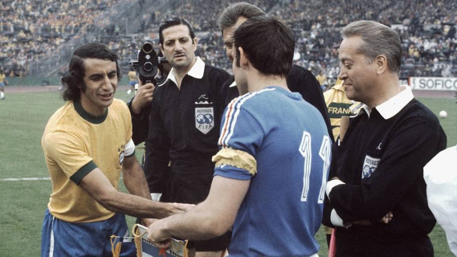 Piazza, capitão do Brasil, trocando flâmulas e cumprimentando o capitão da Iugoslávia na Copa de 1974