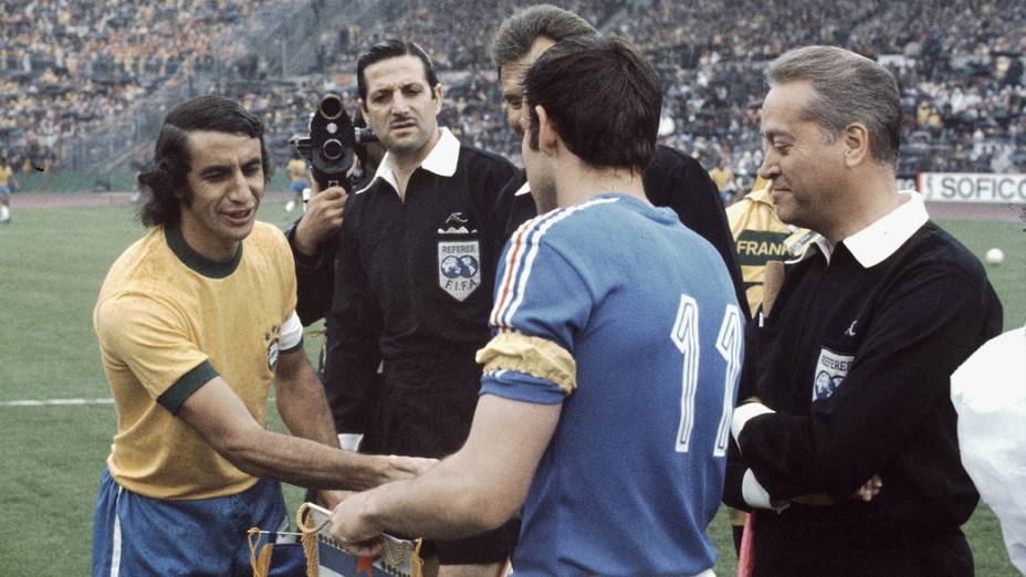 Cartaz Impresso Na Guiné Equatorial Mostra Santiago De Chile, Copa Do Mundo  De Futebol De 1974, Alemanha: Finais Da Copa Do Mundo Foto Editorial -  Imagem de passatempo, colheita: 164208851