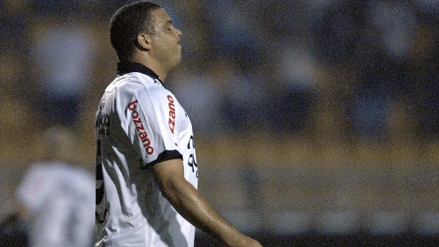 O atacante Ronaldo lamenta as oportunidade de gol desperdiçadas diante do Tolima