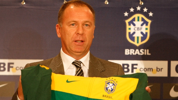 O técnico Mano Menezes é apresentado oficialmente como técnico da seleção brasileira