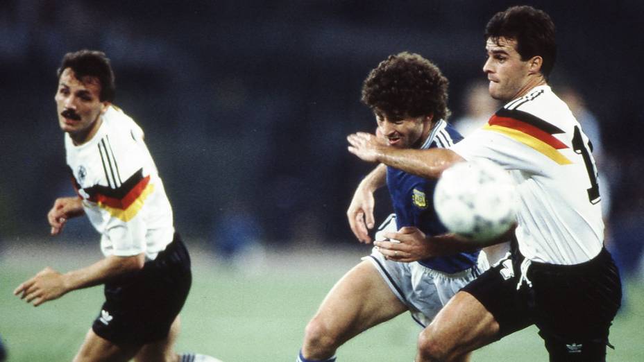 Berthold, da Alemanha, e Dezotti, da Argentina, na final da Copa do Mundo de 1990, no Estádio Olímpico de Roma