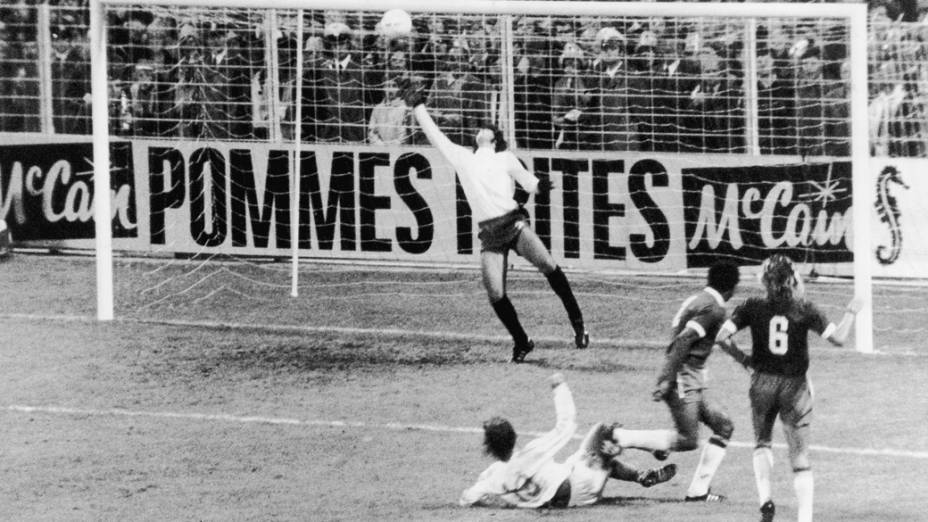 Neeskens, da Holanda, marca contra o Brasil na Copa de 1974