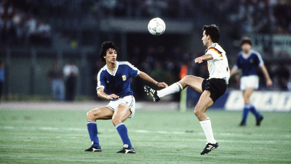Littbarski, da Alemanha, e Basualdo, da Argentina, na final da Copa de 1990, em Roma