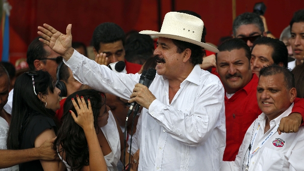 Zelaya faz discurso ao voltar para a Tegucigalpa