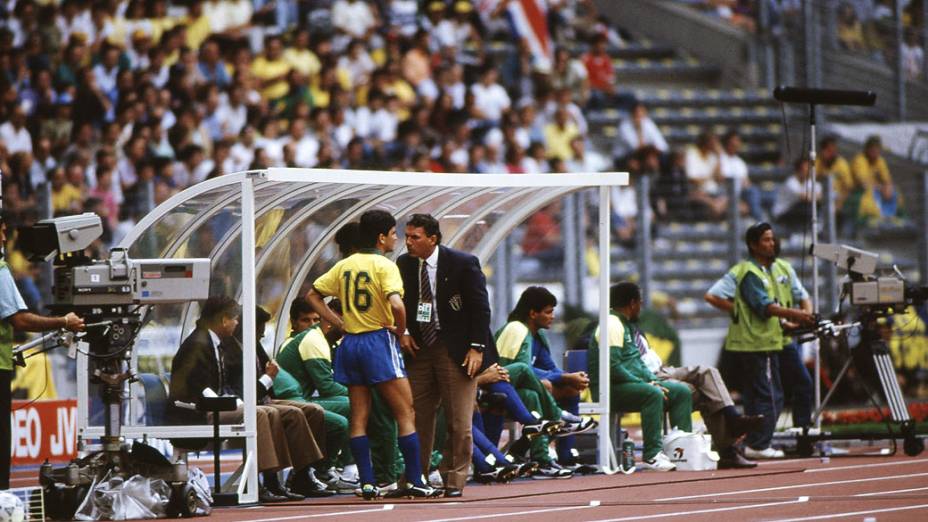 Sebastião Lazaroni, técnico da seleção, dando instruções para Bebeto, em Brasil x Costa Rica, na Copa do Mundo de 1990