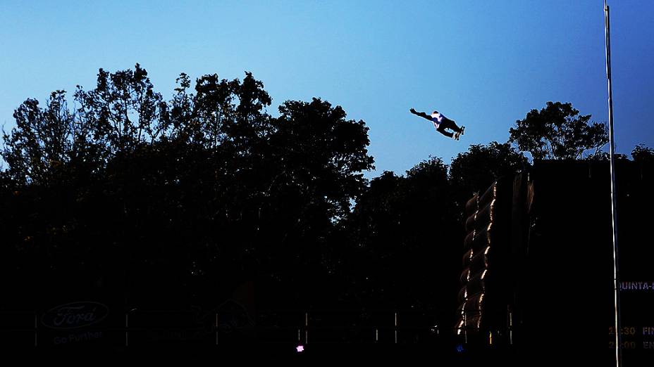 Competidores do mega rampa no X-Games Foz do Iguaçu, na noite desta quinta-feira (18)