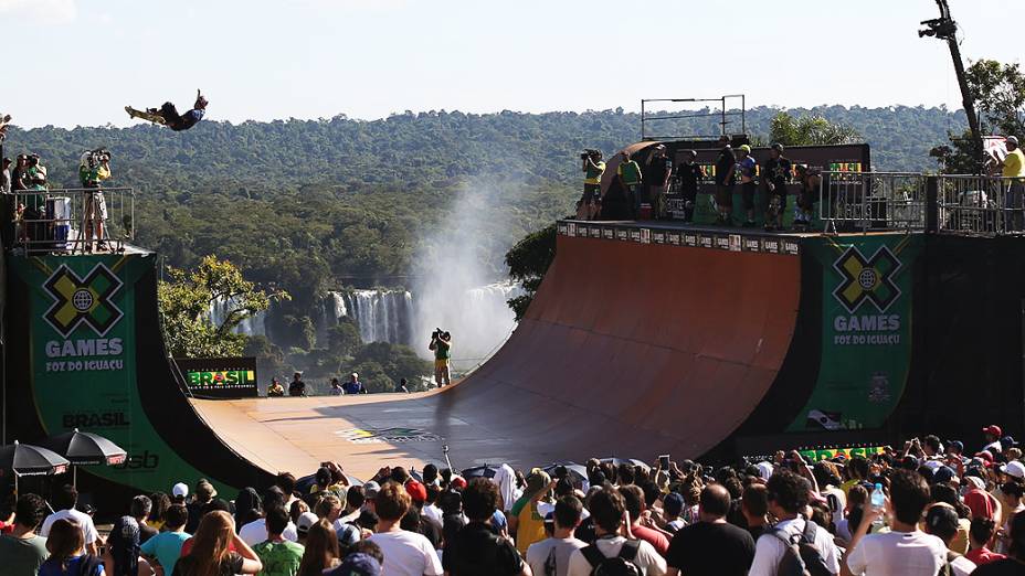 A paisagem no mirante das Cataratas do Iguaçu um dos pontos turísticos mais conhecidos do país, foi escolhido para receber a competição do Skate Vert nos X Games Foz do Iguaçu, a modalidade mais tradicional no evento