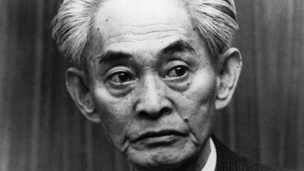 Escritor japonês Yasunari Kawabata, ganhador do Nobel de Literatura em 1968