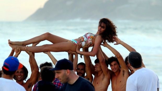 Lea T. posa com um grupo de modelos para uma grife de moda praia na Praia de Ipanema