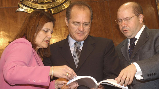 Em março de 2005, Demóstenes Torres e a senadora Ana Júlia entregam ao então presidente do Senado, Renan Calheiros, o relatório final do caso Dorothy
