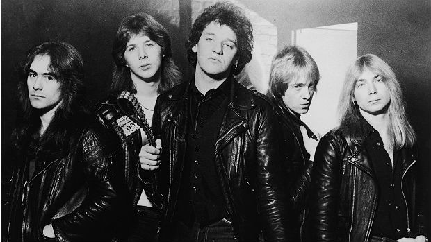 Da esquerda para a direita, Steve Harris, Clive Burr, Paul Di'Anno, Adrian Smith e Dave Murray, formação do Iron Maiden no início dos anos 80