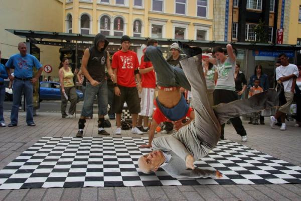 José Serra também aparece dançando breake na rua