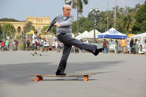Nesta imagem, o candidato à prefeitura de São Paulo anda de skate no parque