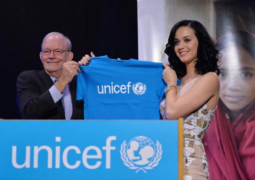 A cantora americana Katy Perry ganha uma camiseta da Unicef do diretor-executivo da entidade, Anthony Lake em Nova York, 3 de dezembro, 2013