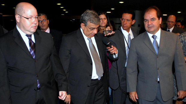 Demóstenes Torres, ao lado do então presidente do Senado, Garibaldi Alves Filho, e do senador e Tião Viana, na saída do Congresso, em setembro de 2008