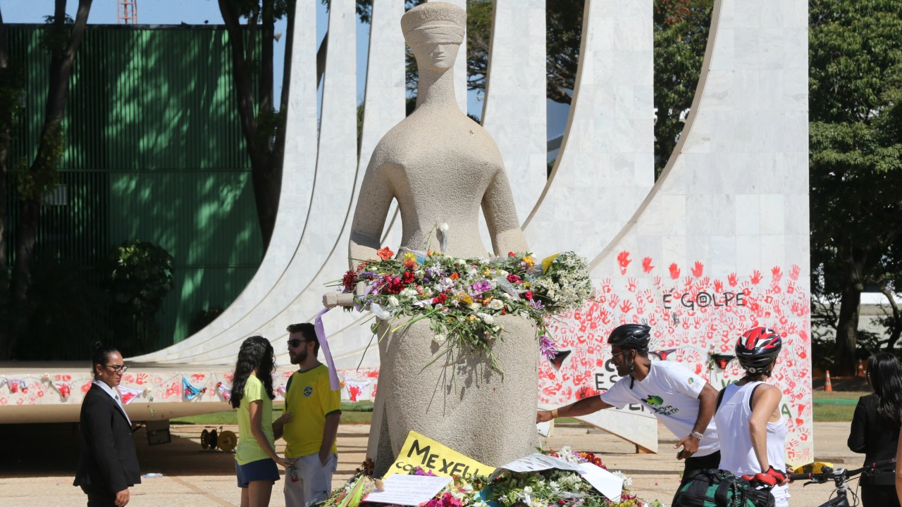 Manifestação em Brasília pelo fim da violência contra a mulher