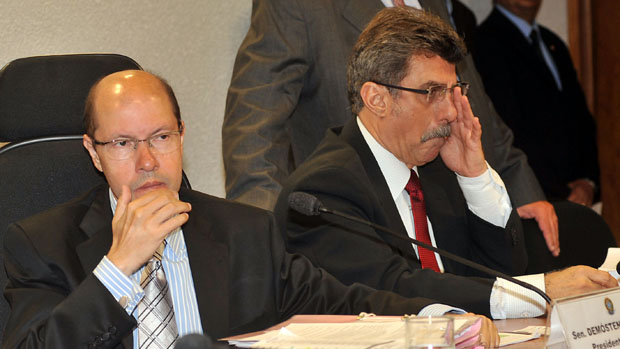 Demóstenes Torres, em 2010, ao lado de Romero Jucá em sessão da CCJ que discutiu a proibição ao fumo em ambientes fechados