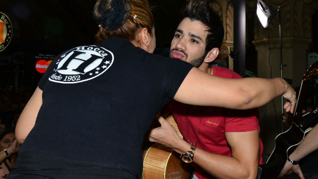 Gusttavo Lima cumprimenta garçonete durante show no Mercadão