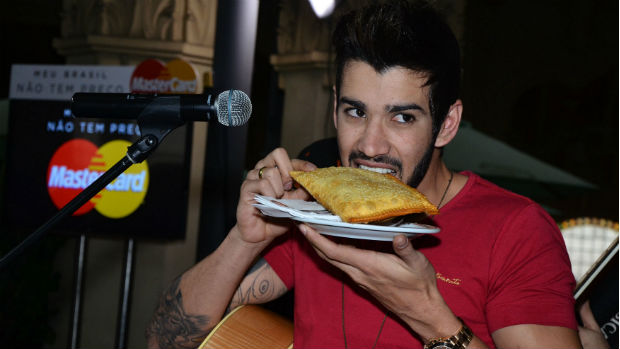 Gusttavo Lima come pastel durante show no Mercadão