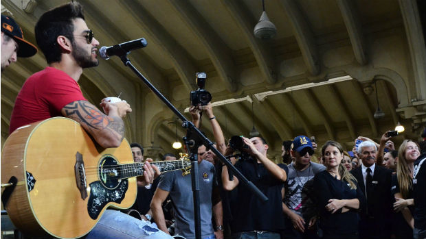 Plateia no show de Gusttavo Lima no Mercadão