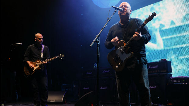 A banda Pixies se apresenta ao vivo em foto de 2010