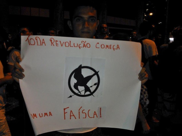 Manifestante usa frase de Jogos Vorazes em cartaz, durante protesto no Brasil