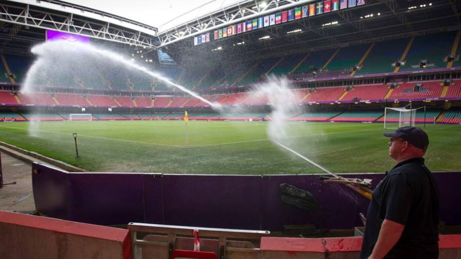 Funcionário prepara o gramado para o jogo da seleção em Cardiff, País de Gales