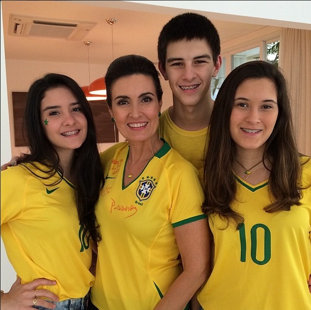 A apresentadora Fatima Bernardes e seus filhos torcem para o Brasil no primeiro jogo da Copa do Mundo 2014.