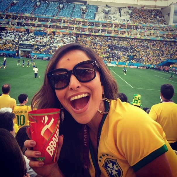 A apresentadora Sabrina Sato no primeiro jogo da Seleção Brasileira, na Copa do Mundo 2014.