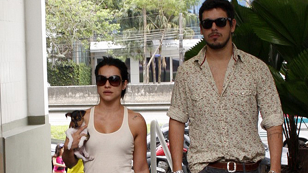 A atriz Cléo Pires foi votar com namorado, João Vicente de Castro em São Conrado, Rio de Janeiro. 31/10/2010 - Wallace Barbosa/AgNews