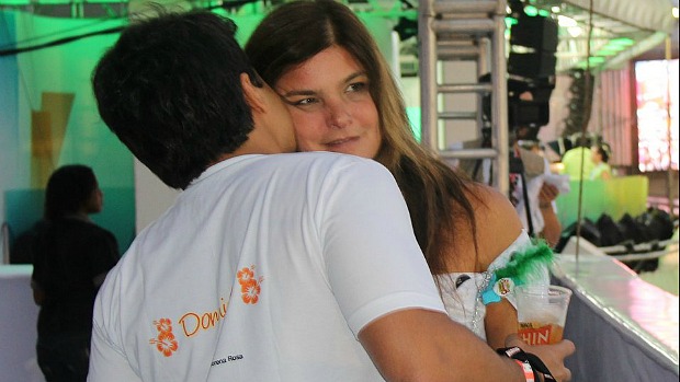 A atriz Cristiana Oliveira beijando em Salvador