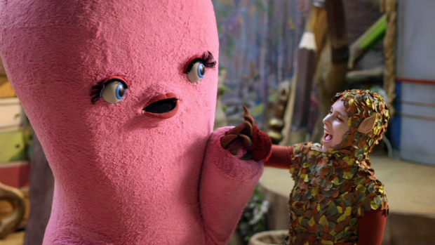 A atriz Daphne Bozaski como a personagem Lali e Dr. Z em imagens do seriado Que Monstro Te Mordeu?, da TV Cultura