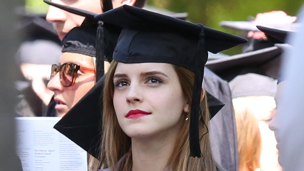 A atriz Emma Watson durante sua formatura na Universidade