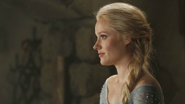 A atriz Georgina Haig, vive a Rainha Elsa de ‘Frozen, em cena da série de TV Once Upon a Time