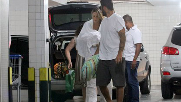 A atriz Luana Piovani chega em casa com o filho, Dom, nascido em 26 de março, no Rio