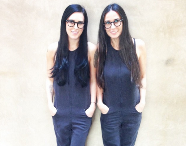 A atriz Rumer Willis com a mãe Demi Moore
