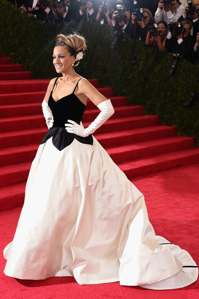 a-atriz-sarah-jessica-parker-usa-vestido-oscar-de-la-renta-no-baile-do-met-original.jpeg Sarah Jessica Parker usa Oscar de la Renta no baile do MET 2014