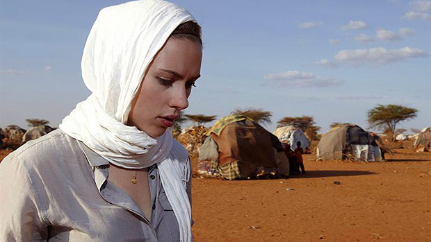 A atriz Scarlett Johansson no Quênia, em visita a refugiados