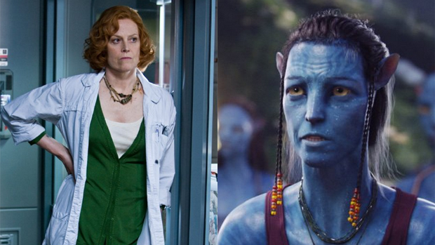 A atriz Sigourney Weaver em dois momentos no filme 'Avatar'