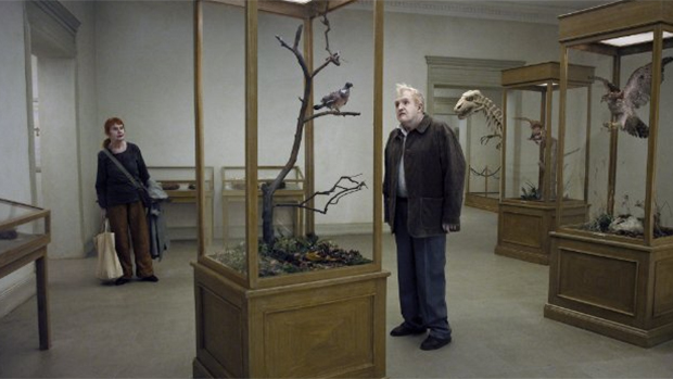 Cena do filme 'A Pigeon Sat on a Branch Reflecting on Existence'