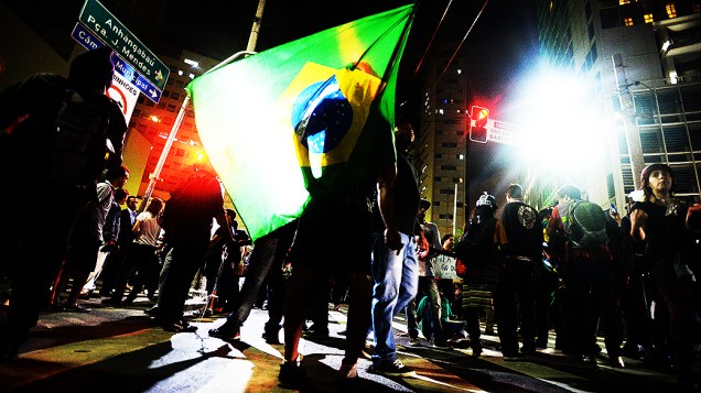 Manifestantes realizam 4º Ato contra a realização da Copa do Mundo na Avenida Paulista, em São Paulo