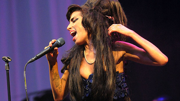 A cantora Amy Winehouse em show na Inglaterra