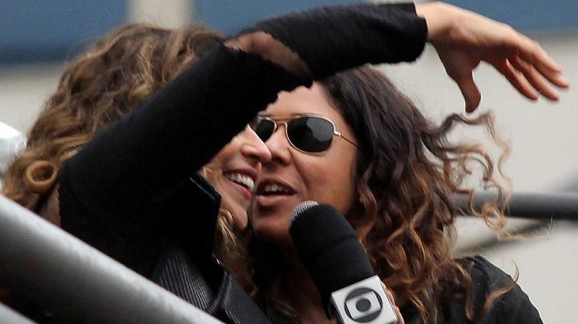 A cantora Daniela Mercury e a jornalista Malu Verçosa na Parada Gay de SP