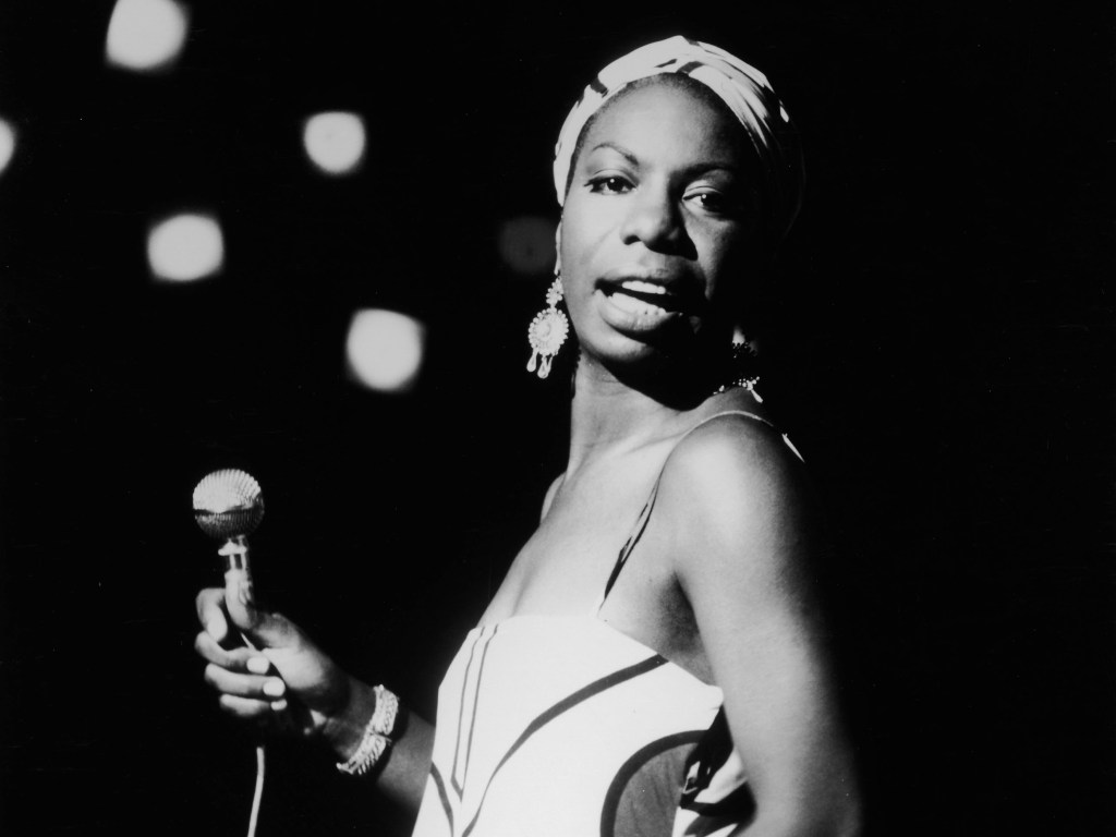 A cantora de jazz Nina Simone, em show de 1964