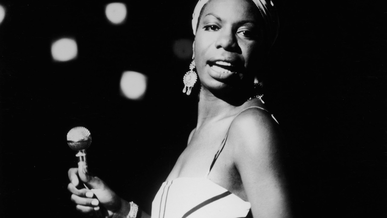 A cantora de jazz Nina Simone, em show de 1964